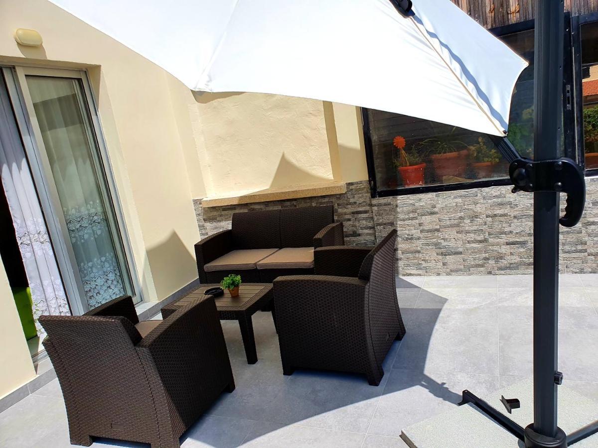 2 Bedroom Cozy Apartment Near Tourist Area, 200M From Sea Paphos Eksteriør billede