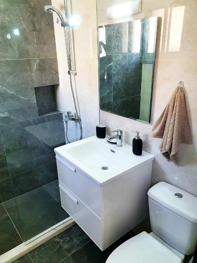 2 Bedroom Cozy Apartment Near Tourist Area, 200M From Sea Paphos Eksteriør billede