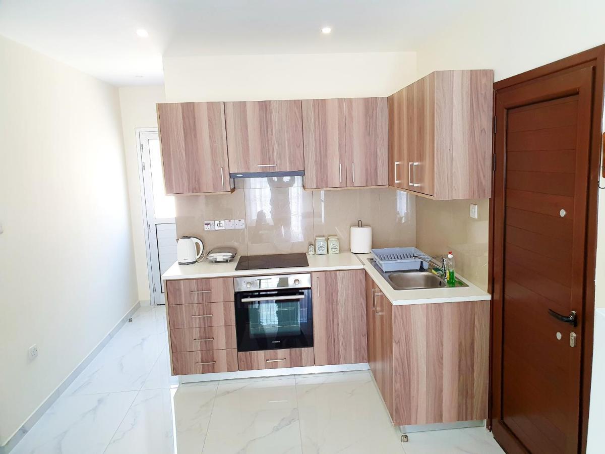 2 Bedroom Cozy Apartment Near Tourist Area, 200M From Sea Paphos Eksteriør billede